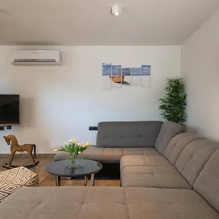 La With Stalactite Cave And Pool Bar