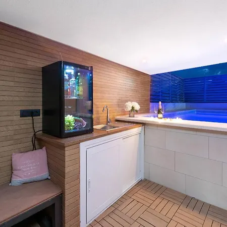 La With Stalactite Cave And Pool Bar *