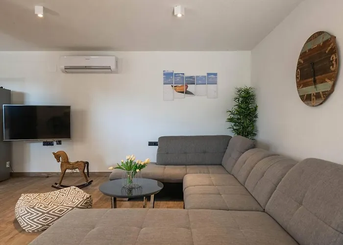 La With Stalactite Cave And Pool Bar