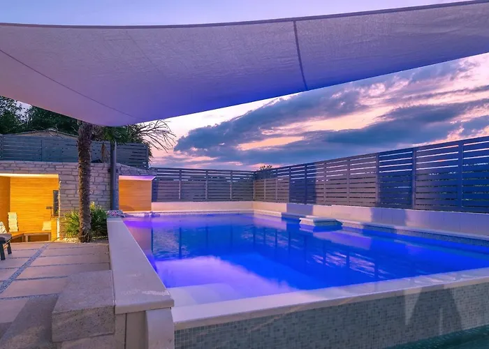 La With Stalactite Cave And Pool Bar Villa Pula