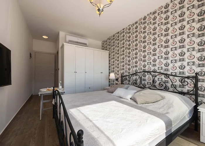 La With Stalactite Cave And Pool Bar