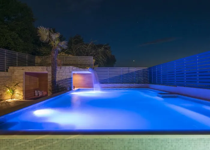 Villa La With Stalactite Cave And Pool Bar Pula