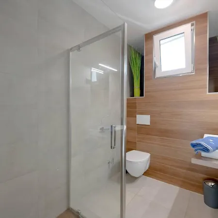 La With Stalactite Cave And Pool Bar *