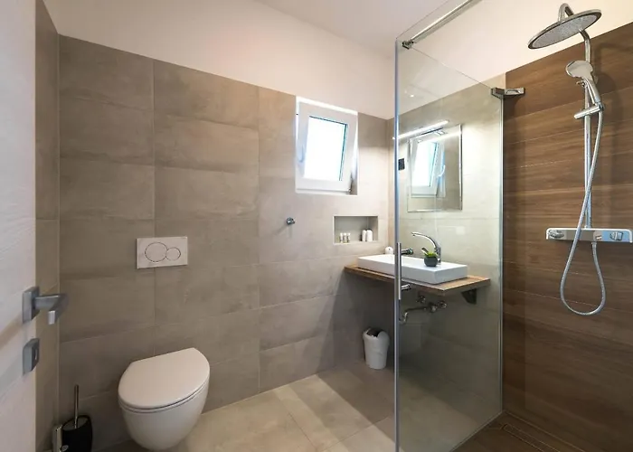 La With Stalactite Cave And Pool Bar *