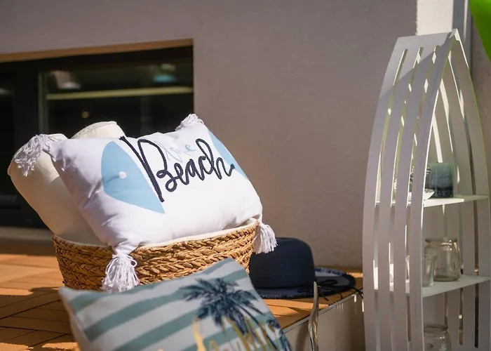 La With Stalactite Cave And Pool Bar *