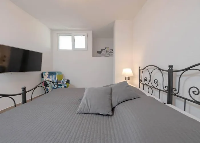 La With Stalactite Cave And Pool Bar Pula