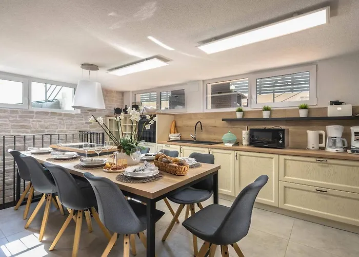 Vila La With Stalactite Cave And Pool Bar Pula