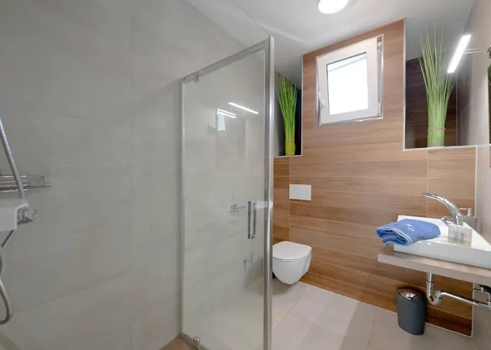 La With Stalactite Cave And Pool Bar *