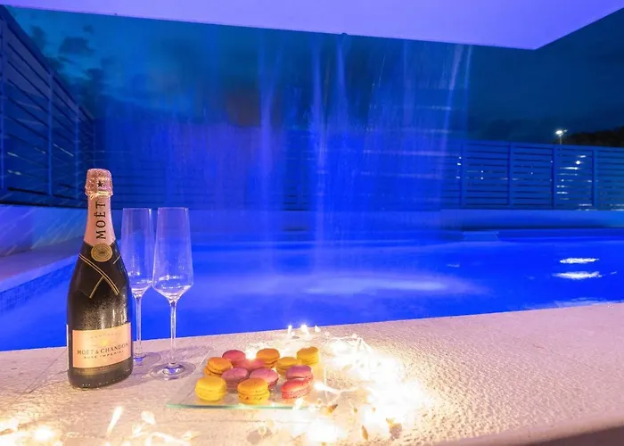 La With Stalactite Cave And Pool Bar *