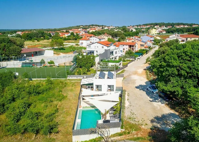 Vila La With Stalactite Cave And Pool Bar