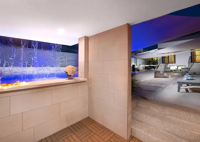 La With Stalactite Cave And Pool Bar *