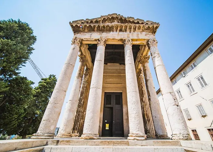 Vila La With Stalactite Cave And Pool Bar Pula