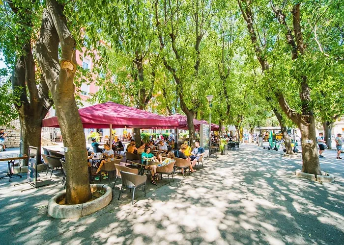 La With Stalactite Cave And Pool Bar Vila Pula