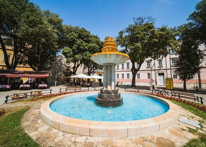 La With Stalactite Cave And Pool Bar *