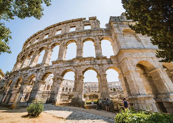Vila La With Stalactite Cave And Pool Bar