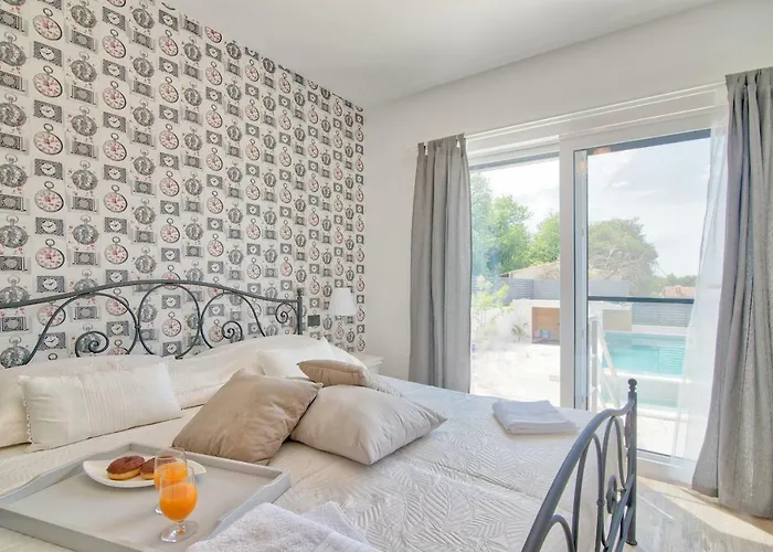 La With Stalactite Cave And Pool Bar *