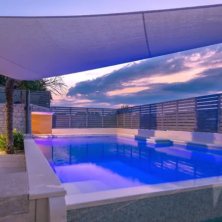La With Stalactite Cave And Pool Bar Villa Póla