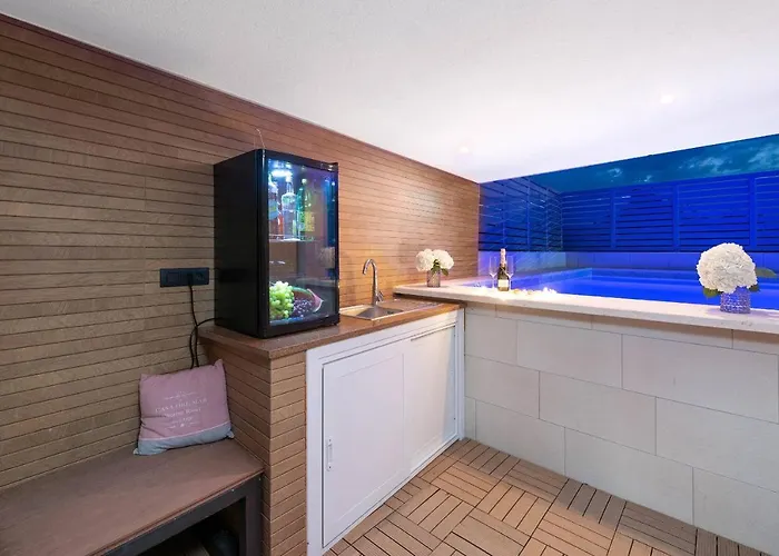 La With Stalactite Cave And Pool Bar *