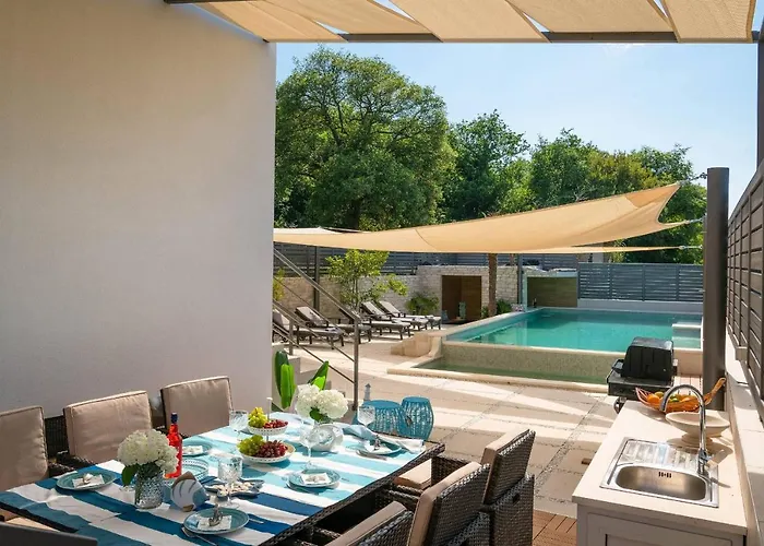 La With Stalactite Cave And Pool Bar Villa Pula